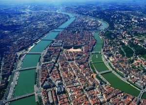 Vue arrienne du Rhne dans sa traverse de Lyon ... Le Rhne c'est celui qui est gauche de la photo